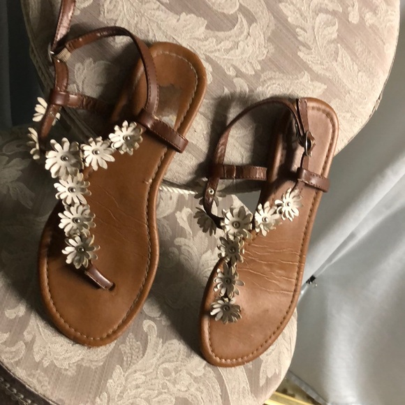 Madeline Stuart Shoes - Size 7 M daisy thong flip-flop sandal Ainsley man-made material strappy buckle
